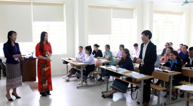 Vietnamese lecturers want to be paid better