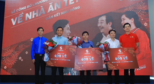 Tết spirit: Sabeco gifts air, bus tickets to 2,000 outstanding workers