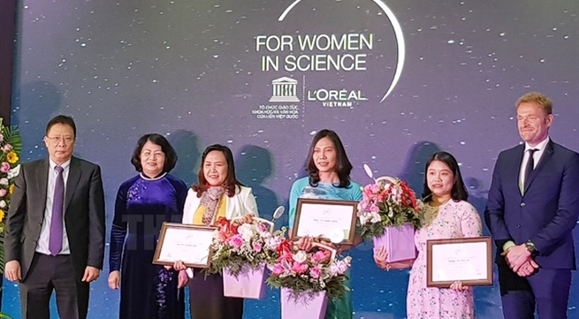 Three female scientists receive awards