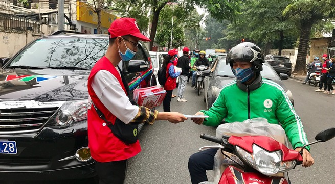 Việt Nam Red Cross provides free masks and hand sanitiser in Hà Nội