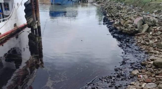 Police investigate oil leak in Hà Tĩnh’s Lam River