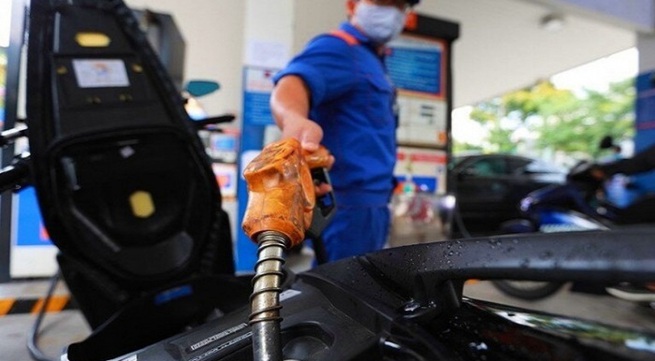 Petrol prices record fifth consecutive increase, up nearly VND400 per litre