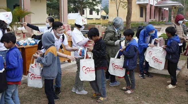 Tet gifts presented to ethnic students and disadvantaged workers