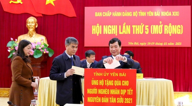 Tet gifts presented to needy people nationwide