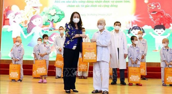 Vice President presents gifts to child patients for full-moon festival