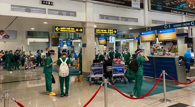 Nearly 1,000 medical personnel return to Hanoi from Ho Chi Minh City