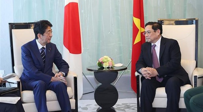 Vietnamese PM receives former PM of Japan