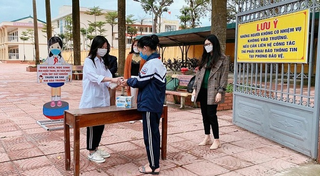 Ninth graders in Hanoi’s ten suburban districts return to school