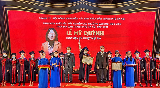 Hanoi honours 90 valedictorians from universities