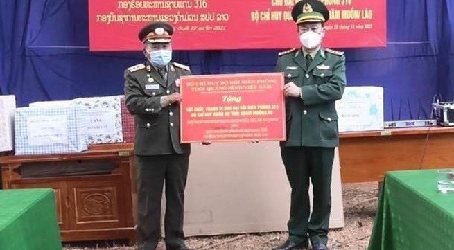 Quang Binh’s border guards donate medical supplies to Lao counterparts