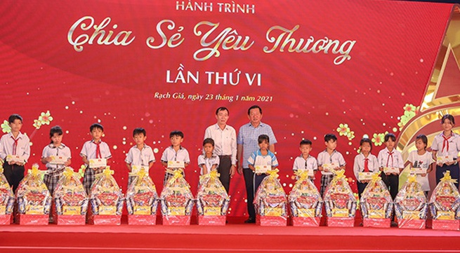 Gifts presented to needy people and policy beneficiaries ahead of Tet