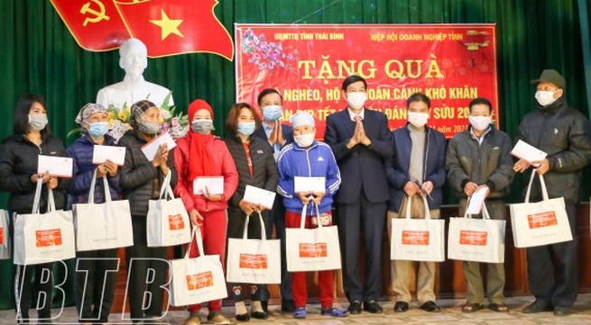 More gifts delivered to disadvantaged people ahead of Lunar New Year