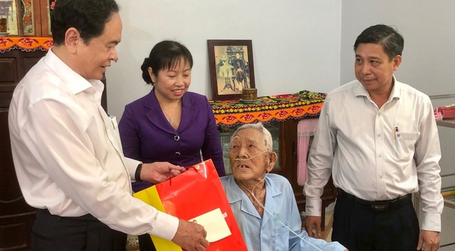 Front leader presents Tet gifts to policy beneficiaries in Hau Giang Province