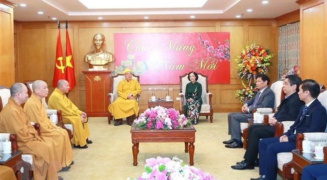 Politburo member Truong Thi Mai receives Buddhist and Catholic delegations