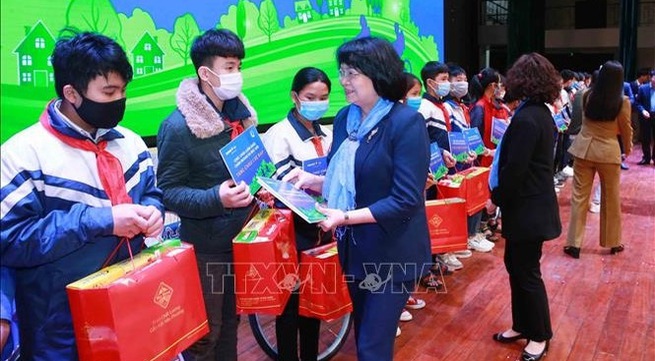 Vice President presents gifts to poor students in Bac Giang province