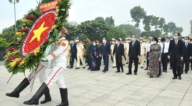 Ho Chi Minh City leaders pay tribute to heroes on reunification anniversary