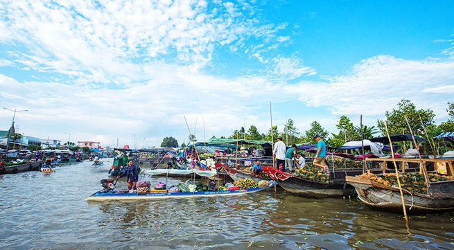 Bustling Nga Nam floating market