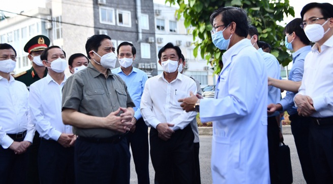 PM inspects COVID-19 prevention and control in Binh Duong