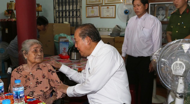 Permanent Deputy PM visits policy beneficiary families in Long An