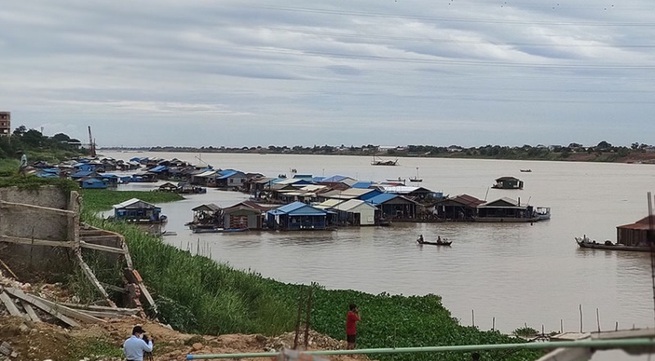 Vietnamese-Cambodians obey notice on relocating floating houses