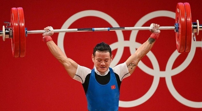 Olympics: Weightlifter Thach Kim Tuan’s medal hope fades