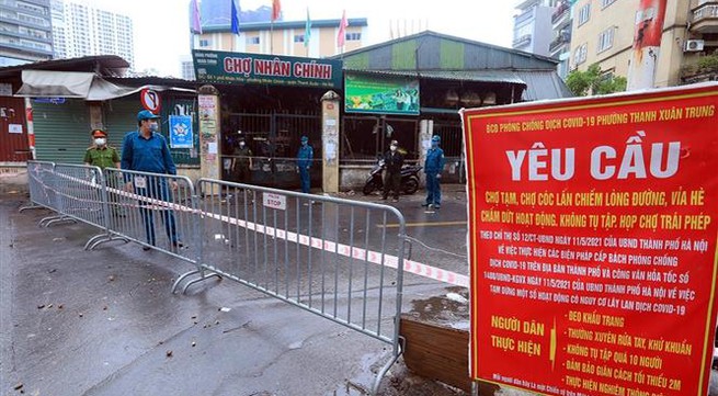 Residents of Hanoi inner districts allowed grocery shopping trips