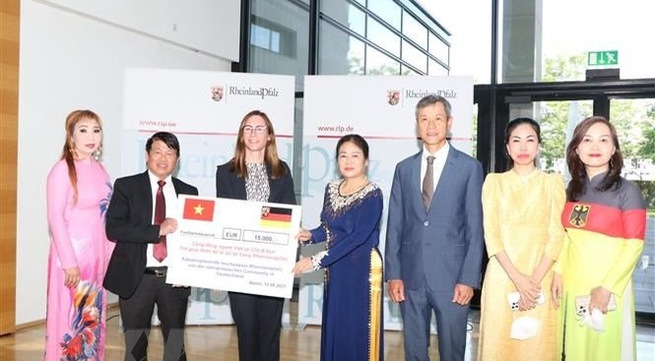 Vietnamese expats in Germany donate to support flood victims in German localities