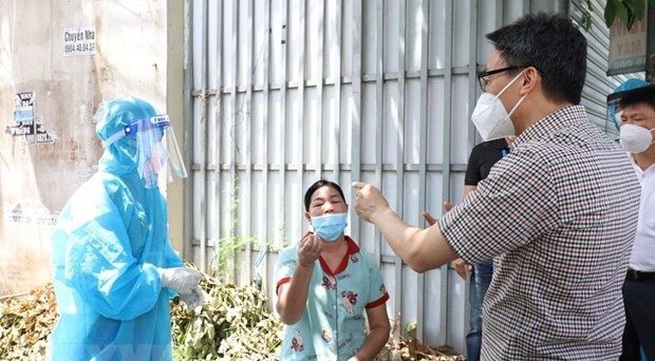 Deputy PM Vu Duc Dam inspects COVID-19 fight in Binh Duong
