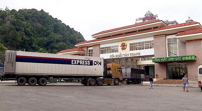 More than 700 vehicles cleared via Lang Son border gates everyday