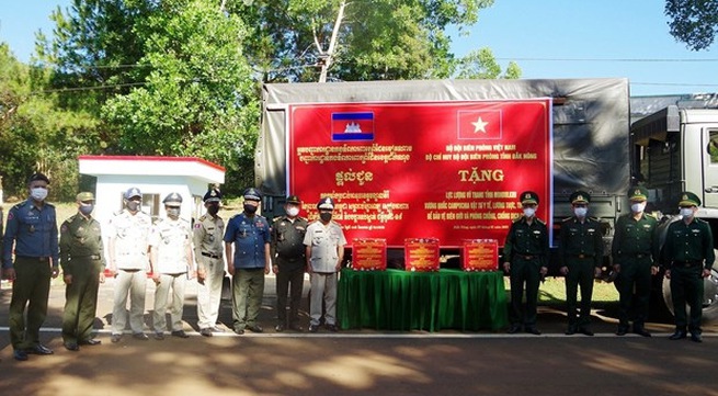 Dak Nong helps Cambodian province with food, medical supplies