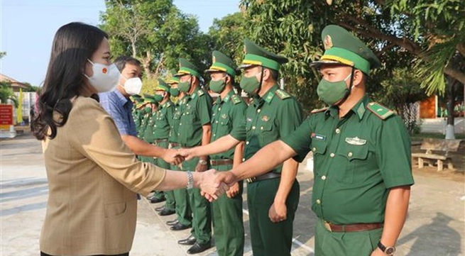 Tet gifts to special groups in Tra Vinh, Son La