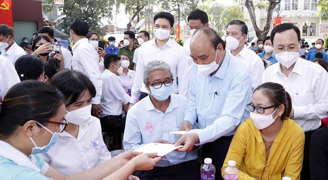 President pays Tet visit to HCM City workers