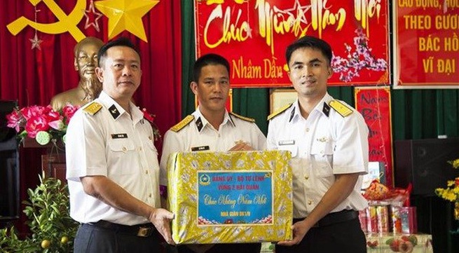 Tet gifts delivered to soldiers on DK1 platforms