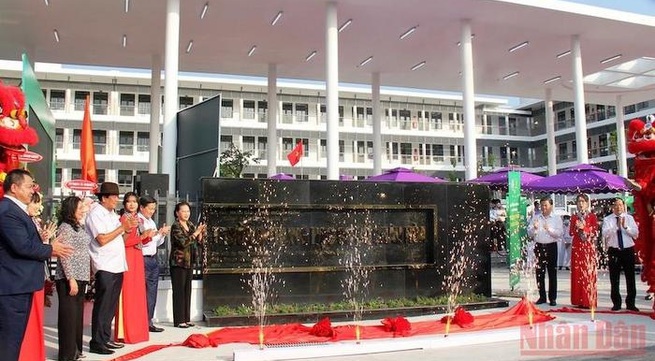 Deputy PM Le Minh Khai attends inauguration of school in Ben Tre