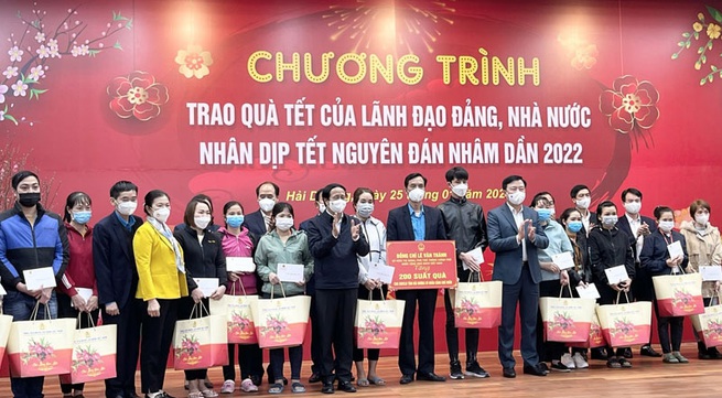 Deputy PM presents Tet gifts in Hai Duong Province
