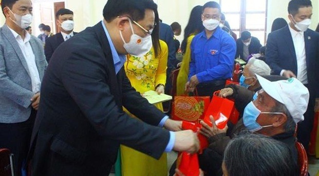 NA Chairman presents Tet gifts to the poor, policy beneficiaries in Nghe An