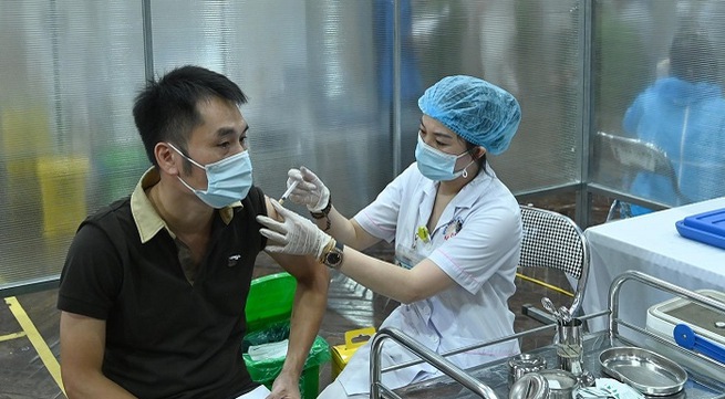Hanoi has enough vaccine to inject third shots for residents