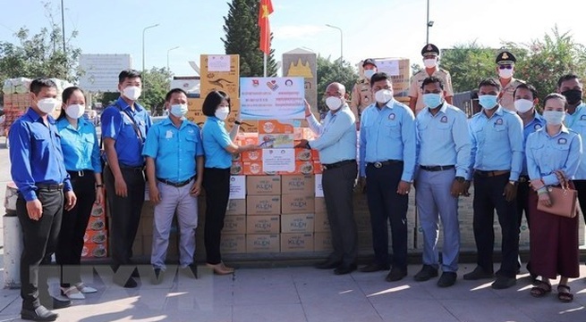 COVID-19: Cambodian Union of Youth Federations presents medical supplies to Vietnam