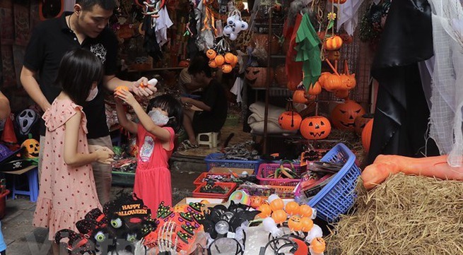 Hanoi: toy market bustling ahead of Halloween