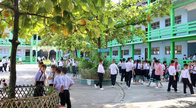 Learning Vietnamese at Nguyen Du bilingual school in Vientiane