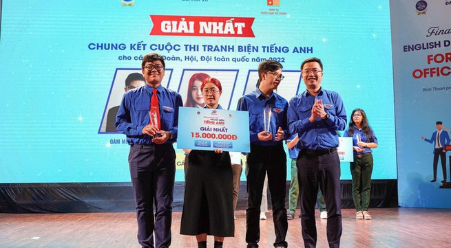 Winners of English debate contest for youth officials awarded