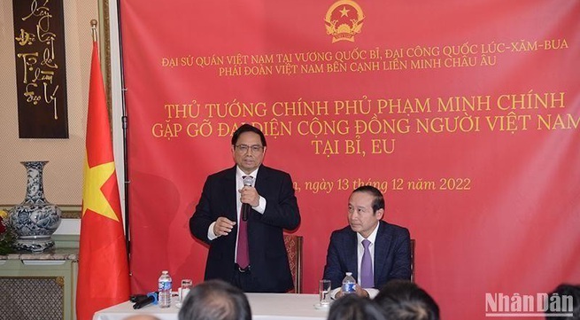 PM Chinh meets Vietnamese community in Belgium