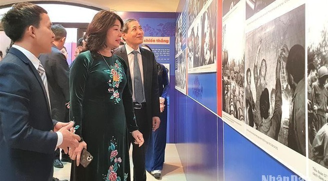 Exhibition on B-52 victory held by Huu Tiep Lake