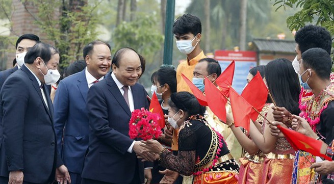 State leader joins ethnic groups in spring festival