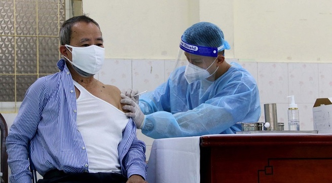 Ho Chi Minh City to complete COVID-19 vaccination for risk group by January 20