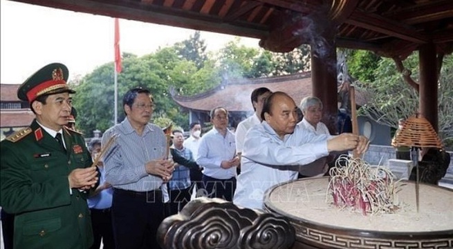 President offers incense to legendary ancestors of Vietnam
