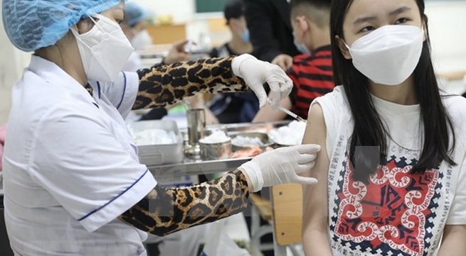 Nearly 1,000 Hanoi sixth graders vaccinated against COVID-19