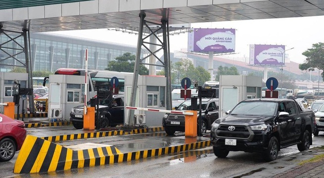 Vietnam’s airport authority reduces airport entry fees for cars
