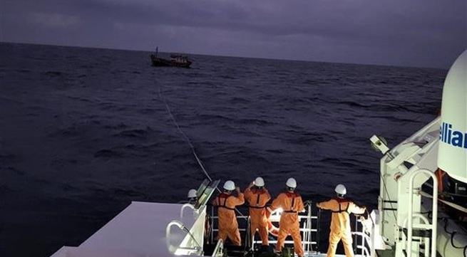 Fishermen in distress amid bad weather successfully rescued