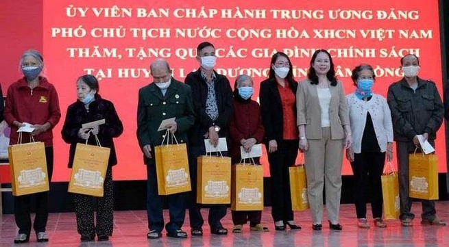 Vice President presents gifts to policy beneficiaries in Lam Dong Province